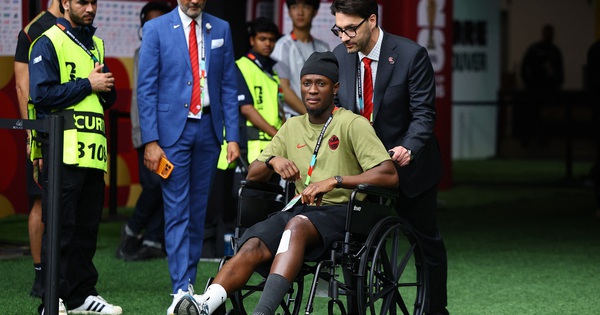 Tiền đạo Canada xuất hiện trên xe lăn sau chấn thương kinh hoàng, FIFA phạt nguội cực nặng sao Qatar - hình ảnh - 789betgame.com