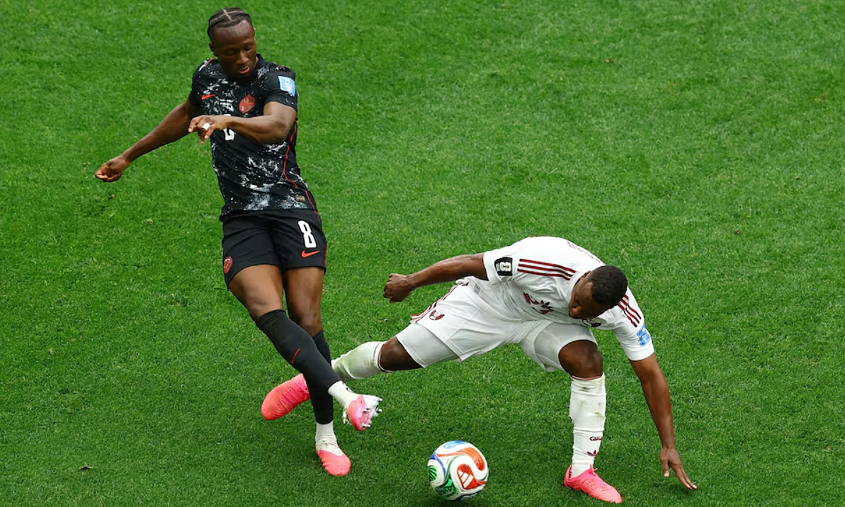 FIFA phạt nặng cầu thủ Qatar làm gãy chân tiền vệ Canada tại World Cup 2026 - hình ảnh - 789betgame.com