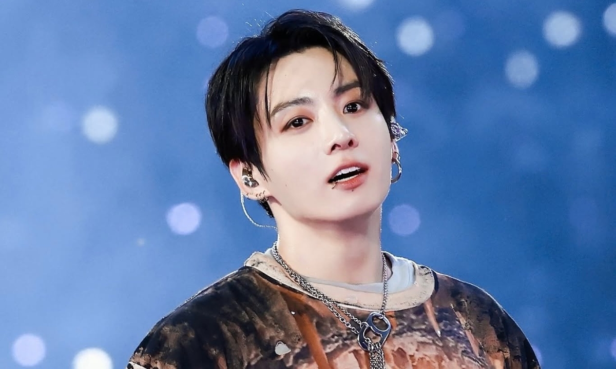 Jungkook BTS gây sốt với jeans rách của nhà thiết kế Việt Xi Quan Lê - hình ảnh - 789betgame.com