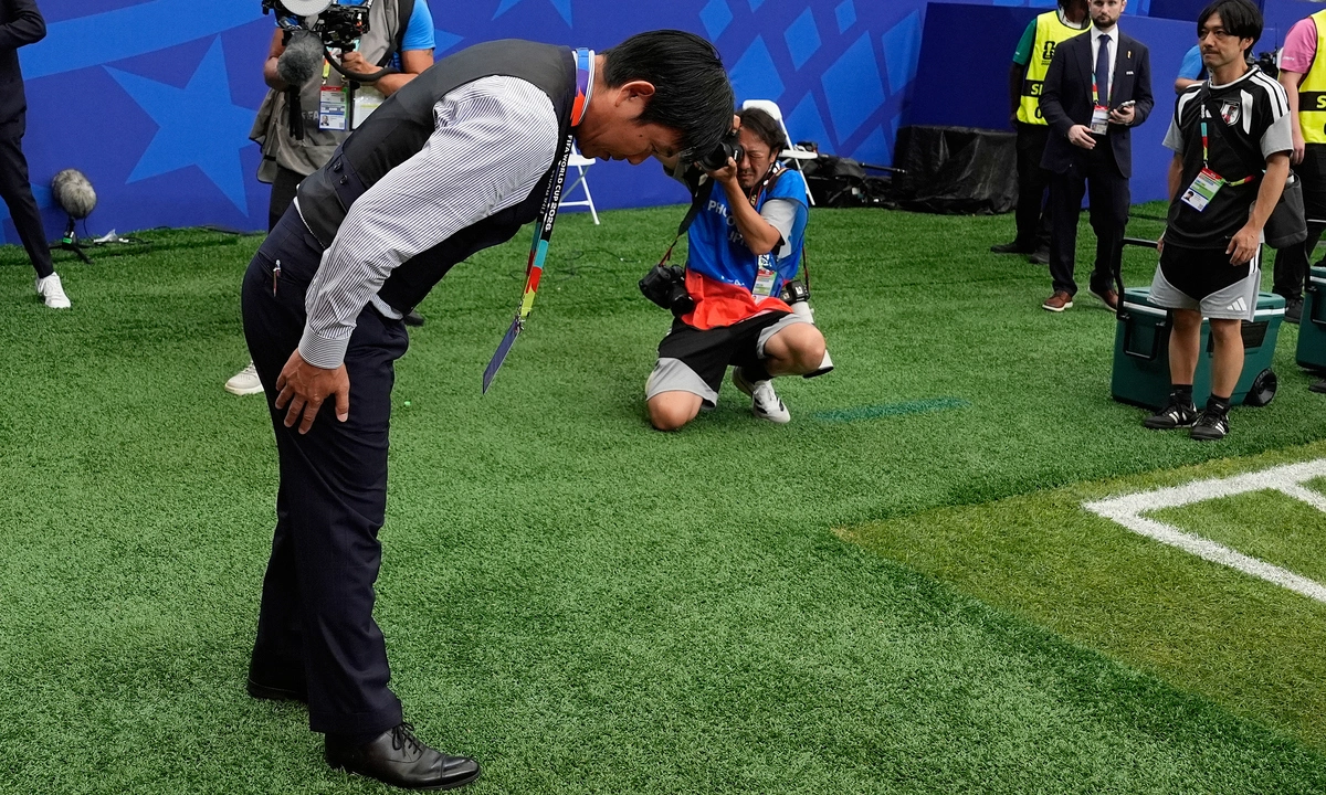 HLV Nhật Bản cúi đầu tri ân CĐV sau trận thua Brazil tại World Cup 2026 - hình ảnh - 789betgame.com