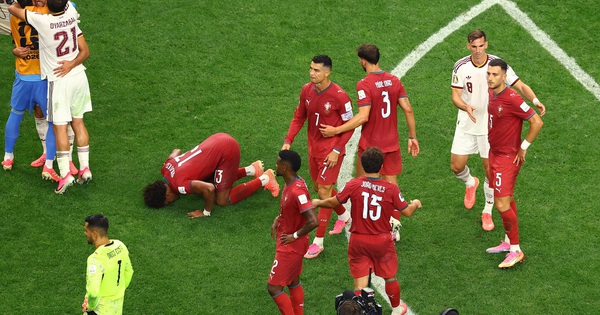 HLV Tây Ban Nha gây sốt với cảnh ôm Ronaldo: ‘Tôi ngưỡng mộ giá trị anh ấy…’ - hình ảnh - 789betgame.com