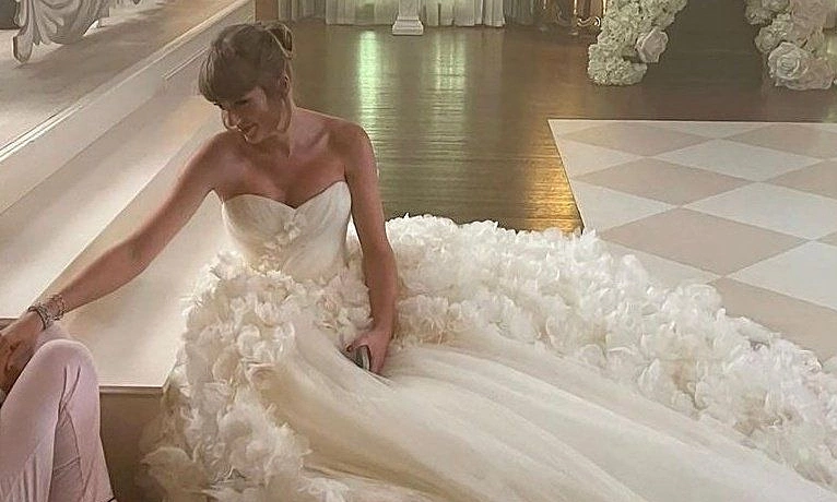 Taylor Swift diện đầm cưới Dior trong hôn lễ – Cập nhật tin giải trí hot - hình ảnh - 789betgame.com